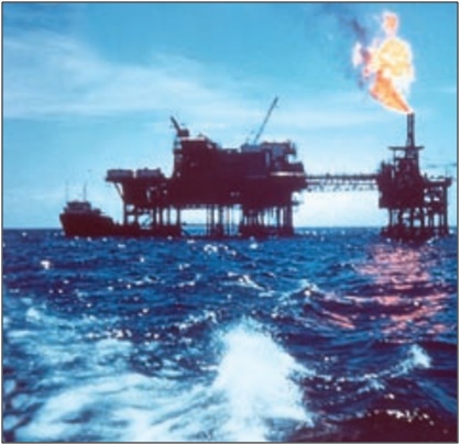 Offshore oil platform with power supply through a submarine cable