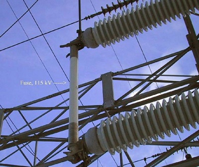 Eine 115-kV-Hochspannungssicherung in einem Umspannwerk in der Nähe eines Wasserkraftwerks [1]