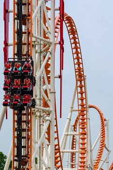Roller coaster using eddy current retarder 